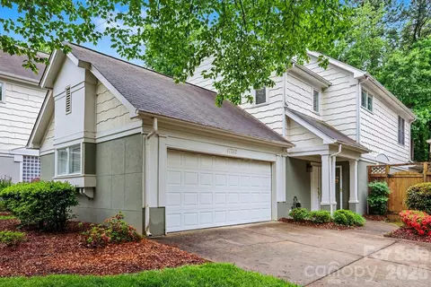17752 Kings Point Dr, Cornelius, NC 28031