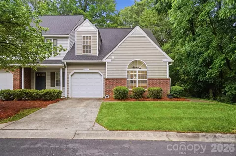 9904 Birch Knoll Ct, Charlotte, NC 28213