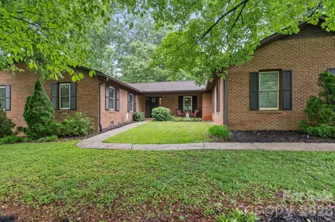 300 Brookmeade Dr, Statesville, NC 28625
