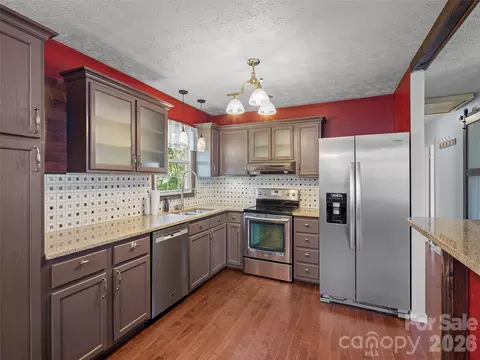 Kitchen - 84 Candlelight Cir, Clyde, NC 28721 photo 2 of 2