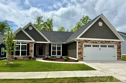 137 Marianne Dr, Hendersonville, NC 28739