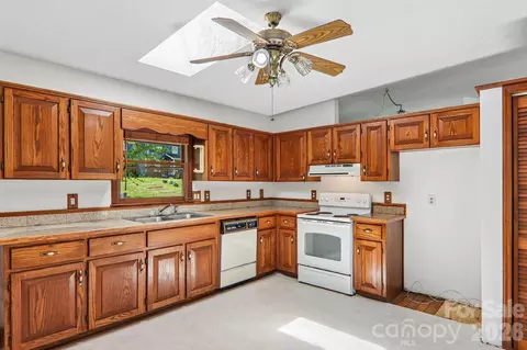 Kitchen - 48 Chambers View Dr, Clyde, NC 28721 photo 2 of 3