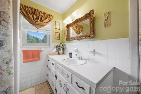 Bath - 1329 33rd Se St SE, Conover, NC 28613 photo 2 of 2