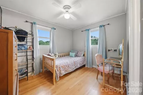 Bedroom - 1329 33rd Se St SE, Conover, NC 28613 photo 5 of 6