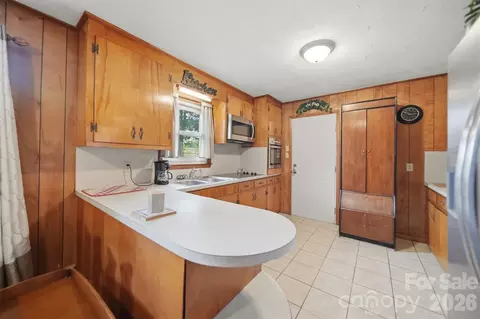 Kitchen - 1329 33rd Se St SE, Conover, NC 28613 photo 2 of 5