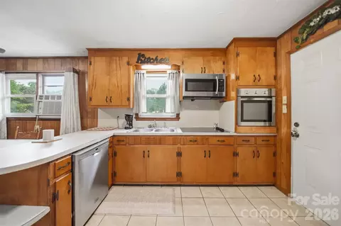 Kitchen - 1329 33rd Se St SE, Conover, NC 28613 photo 4 of 5