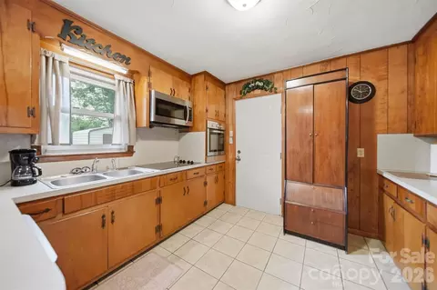 Kitchen - 1329 33rd Se St SE, Conover, NC 28613 photo 3 of 5