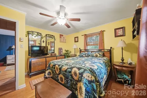Bedroom - 1329 33rd Se St SE, Conover, NC 28613 photo 2 of 6