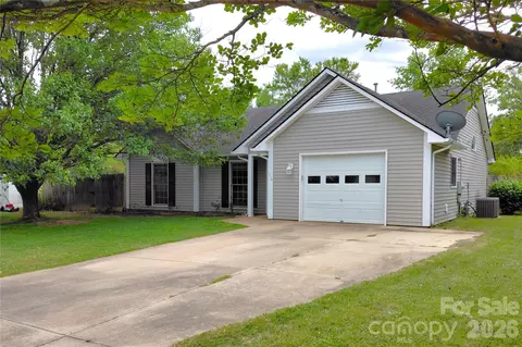 1016 Thorncrest Dr, Fletcher, NC 28732