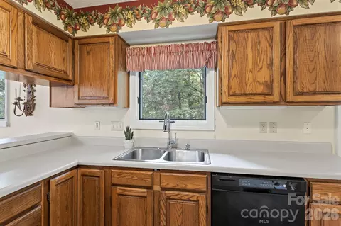 Kitchen - 320 Dawnbrook Dr, Flat Rock, NC 28731 photo 4 of 5