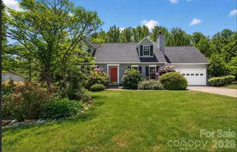 67 Beechwood Dr, Horse Shoe, NC 28742
