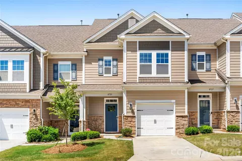 8723 Harris Lake Ln, Charlotte, NC 28269