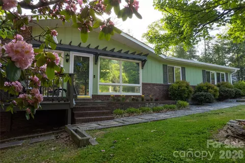 137 E Whisperwood Cir, Hendersonville, NC 28791