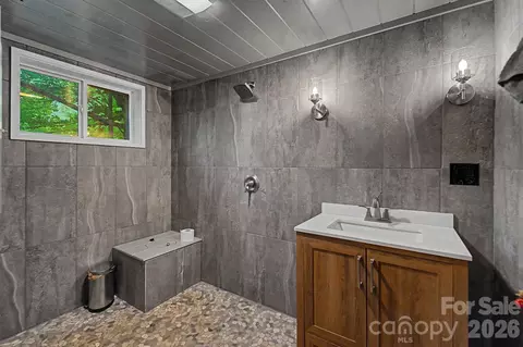 Bath - 75 Mountain View Rd, Sylva, NC 28779 photo 7 of 9