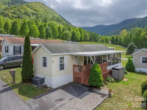 11 Valentine Dr, Maggie Valley, NC 28751