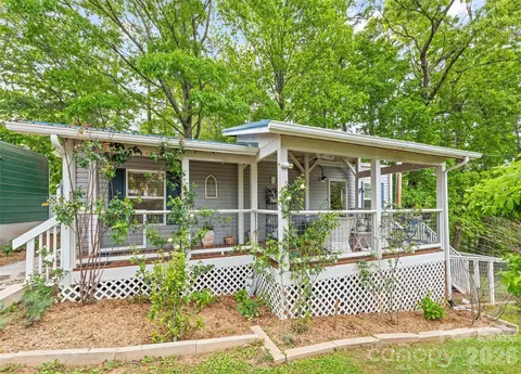 17 King Dr, Leicester, NC 28748
