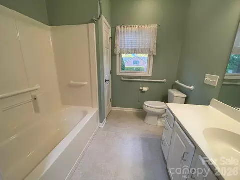 Bath - 489 26th Ne Ave NE, Hickory, NC 28601 photo 4 of 5