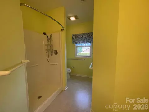 Bath - 489 26th Ne Ave NE, Hickory, NC 28601 photo 1 of 5