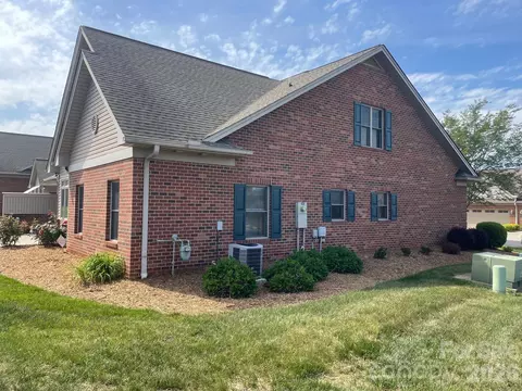 Exterior - 489 26th Ne Ave NE, Hickory, NC 28601 photo 2 of 3
