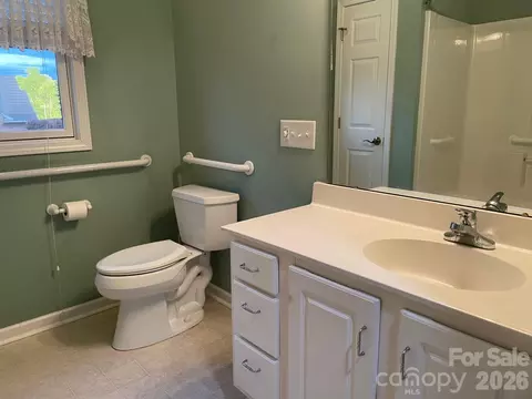 Bath - 489 26th Ne Ave NE, Hickory, NC 28601 photo 5 of 5
