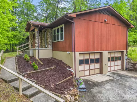 11 Deer Run Dr, Asheville, NC 28803