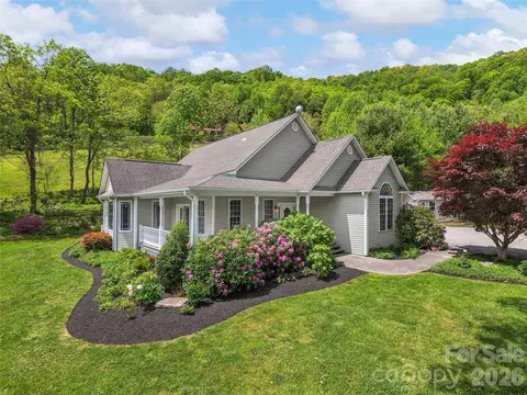 224 Hydrangea Dr, Waynesville, NC 28785