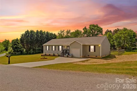 104 Sandtrap Dr, Statesville, NC 28677