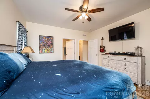 Bedroom - 1092 33rd Avenue Ne Loop NE, Hickory, NC 28601 photo 8 of 8