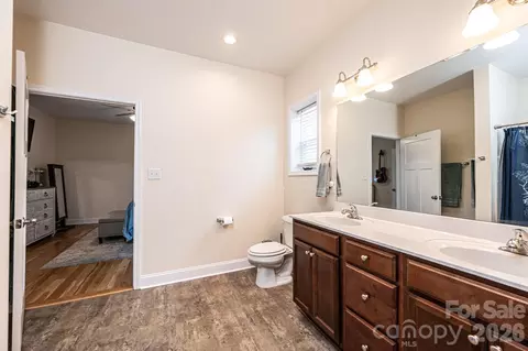 Bath - 1092 33rd Avenue Ne Loop NE, Hickory, NC 28601 photo 2 of 2