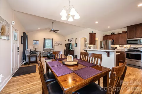 Dining - 1092 33rd Avenue Ne Loop NE, Hickory, NC 28601 photo 2 of 3