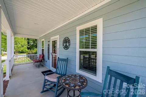 Exterior - 1092 33rd Avenue Ne Loop NE, Hickory, NC 28601 photo 1 of 11