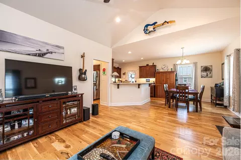 Living - 1092 33rd Avenue Ne Loop NE, Hickory, NC 28601 photo 1 of 2