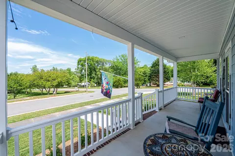 Exterior - 1092 33rd Avenue Ne Loop NE, Hickory, NC 28601 photo 2 of 11
