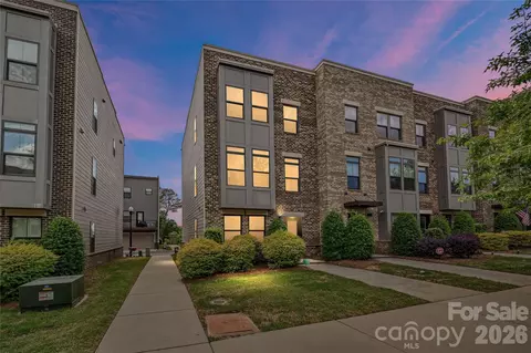 653 Uwharrie River Rd, Charlotte, NC 28211