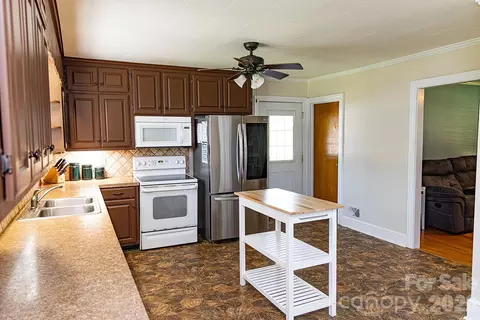 Kitchen - 1399 Ruby Spencer St, Newton, NC 28658 photo 3 of 5
