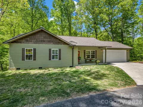 135 Half Moon Ln, Brevard, NC 28712