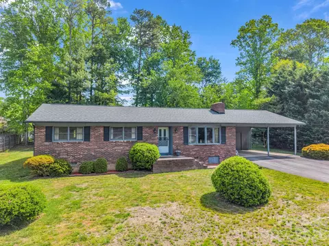 121 Greenfield Ln, Hendersonville, NC 28792