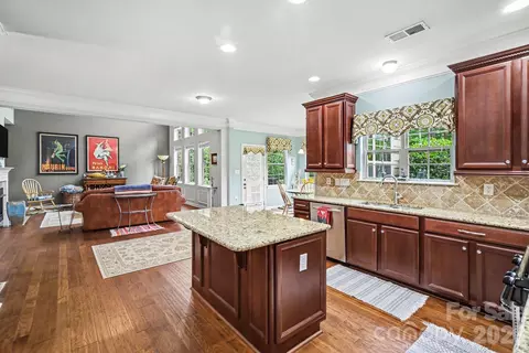 125 Lakeshore Hills Dr, Mooresville, NC 28117