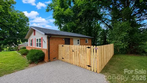 5045 Curtiswood Dr, Charlotte, NC 28213