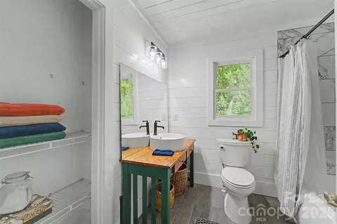 Bath - 110 Wyoming Dr, Sylva, NC 28779 photo 2 of 3
