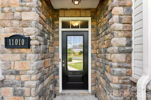 11010 Chalkbark Ln, Charlotte, NC 28262