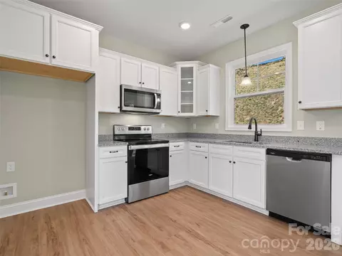 Kitchen - 373 Barefoot Rdg, Clyde, NC 28721 photo 2 of 2