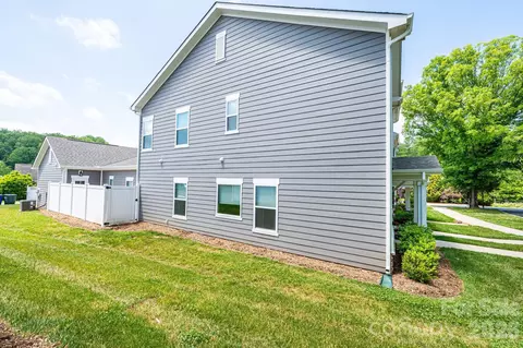 Exterior - 1809 Edgewater Nw Dr NW, Conover, NC 28613 photo 4 of 7