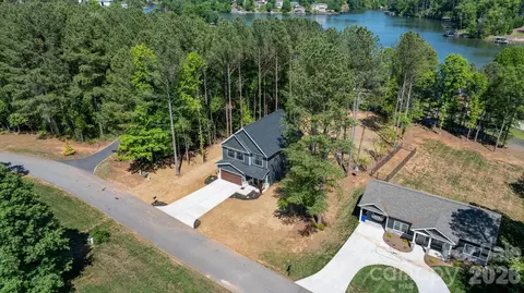5256 Whitewater Dr, Hickory, NC 28601