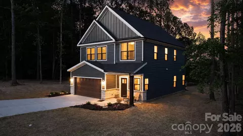 5256 Whitewater Dr, Hickory, NC 28601