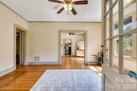 220 W 8th St, Newton, NC 28658