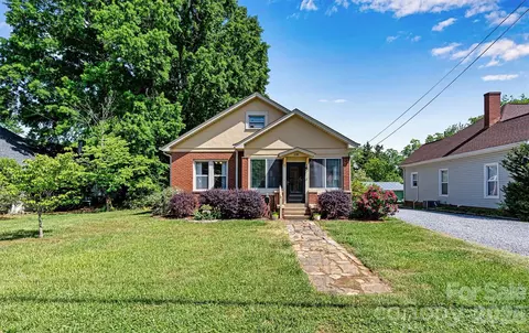 220 W 8th St, Newton, NC 28658
