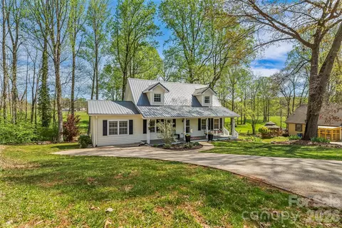 1548 Castell Ln, Hickory, NC 28601