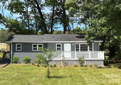 305 Forestway Dr, Mount Holly, NC 28120