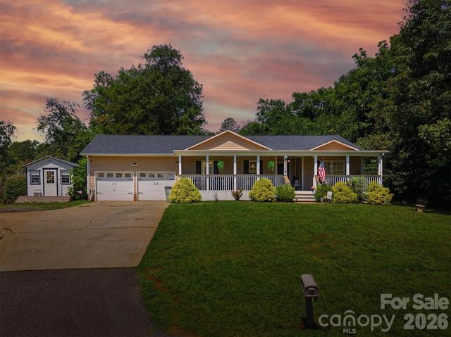 1404 Castle Ct, Lenoir, NC 28645